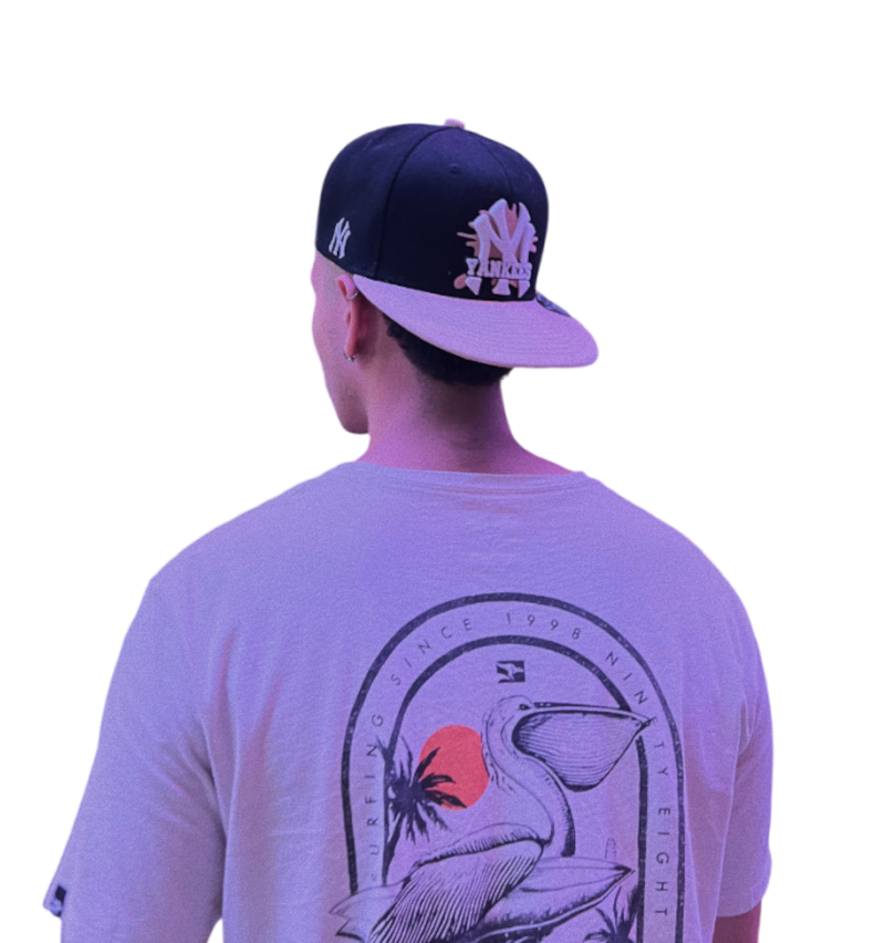 Modelo luciendo gorra de The Caps Man